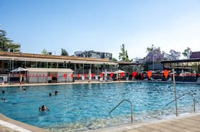 Piscinas municipales en Santiago: una refrescante y económica opción de diversión para el verano