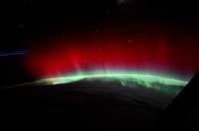 La inusual aurora roja captada desde el espacio por un astronauta de la NASA