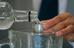 Hallazgo en Alhué y litigio en Tailandia vuelven a destilar una vieja controversia: ¿el pisco es chileno o peruano?