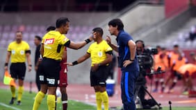 Los duros dardos del entrenador de la UC, Daniel Garnero, contra el juez Piero Maza por los minutos de descuento