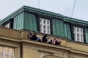 Los dramáticos momentos vividos por un grupo de estudiantes en medio del tiroteo en Praga