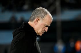 A menos de cinco meses de su arribo: Marcelo Bielsa sufre otras dos renuncias por diferencias con su metodología
