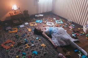 Francisca Valenzuela explora la oscuridad después de dar a luz en su nuevo single