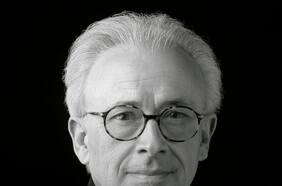 António Damásio, neurocientífico y autor de Sentir y saber: “Hay oficinas y lugares en los que solo se comunican a través de internet, en vez de entre seres humanos”