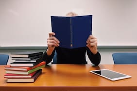 Los académicos recomiendan: series, libros y documentales para un verano cultural