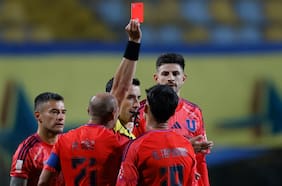 Primera baja para el Superclásico con Colo Colo: Javier Altamirano es expulsado en la U ante Everton