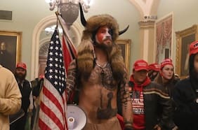 Jake Angeli, el chamán de la conspiración que se tomó el Capitolio con unos cuernos