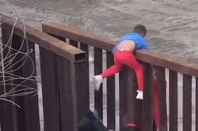 El dramático registro de niños saltando el muro fronterizo entre México y Estados Unidos