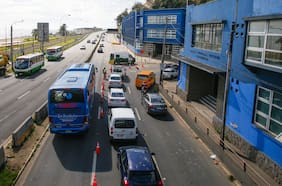 Habilitan una pista de la avenida España en Viña del Mar tras desprendimiento: Serviu retiró más de 20 toneladas de material