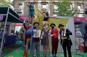 La feria navideña del Paseo Bandera tiene cientos de stands, pero también conciertos, teatro y circo