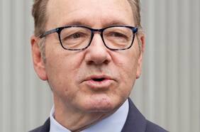 En duro intercambio con fiscales, Kevin Spacey calificó de “absoluta estupidez” acusación de que agarró la entrepierna de un hombre