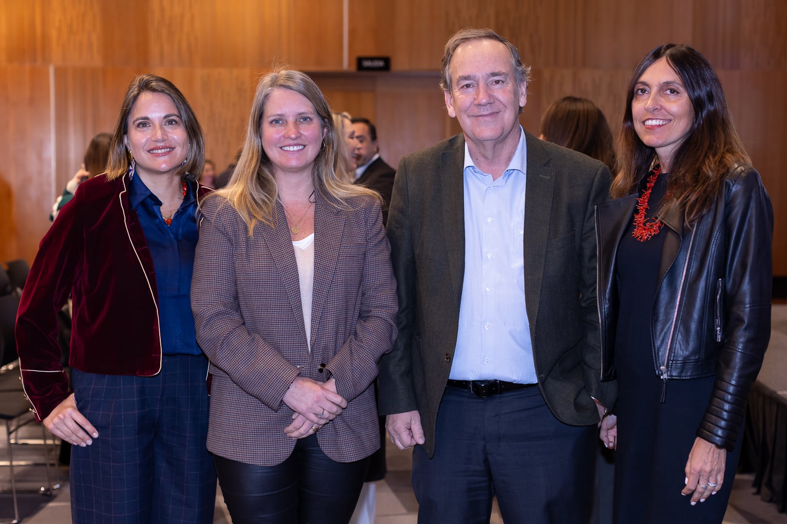 Magdalena Echeverría y Carolina Soza, socias fundadoras de Proyecta Comunicaciones; Juan Jaime Díaz, vicepresidente de la Asociación Nacional de la Prensa y asesor de la dirección de El Mercurio, y María Cristina Silva, directora de Aseguramiento de la Calidad, Facultad de Comunicaciones UDD.
