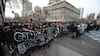 Estudiantes secundarios se manifiestan en la Alameda en contra del gobierno: hay liceos emblemáticos en toma