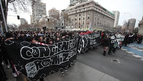 Estudiantes secundarios se manifiestan en la Alameda en contra del gobierno: hay liceos emblemáticos en toma