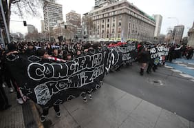 Estudiantes secundarios se manifiestan en la Alameda en contra del gobierno: hay liceos emblemáticos en toma