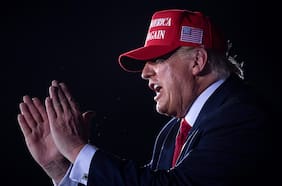 Cómo la maquinaria conspirativa MAGA pareciera estar volviéndose contra el mismo Trump