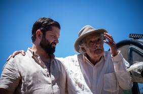 Reunión con Mujica y emplazamientos a la derecha: las 24 horas de Boric en Uruguay