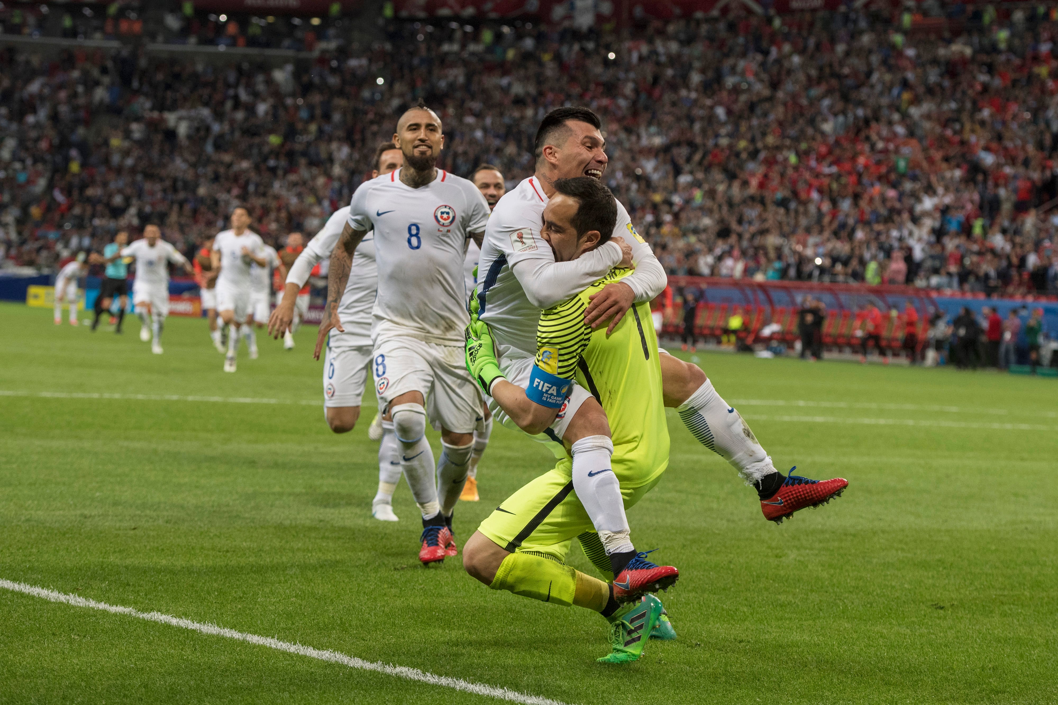 Los secretos del día en que Claudio Bravo opacó a Cristiano Ronaldo con tres penales atajados en la Copa Confederaciones