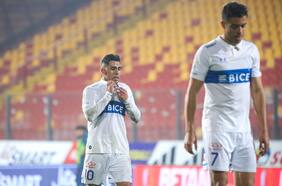 “Jueguen como cobran”: hinchas de la UC cuelgan lienzo a las afueras de San Carlos en medio de la crisis del equipo