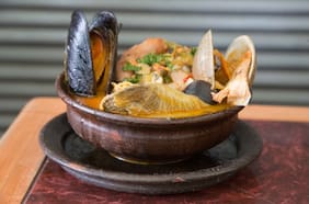 Newen Lamngen: vuelve la picada mapuche del Mercado Tirso de Molina