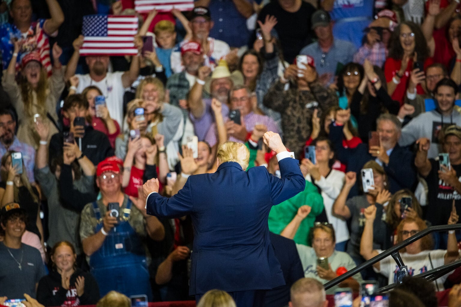Donald Trump baila durante un mitin de las elecciones de mitad de mandato en el Choctaw Event Center, el 1 de octubre de 2026, en Durant, Oklahoma.