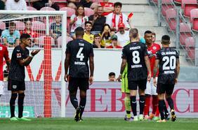 Aránguiz y el Leverkusen golean para festejar su primera victoria en la Bundesliga