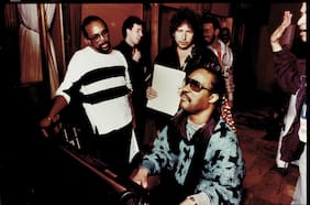 Como Quincy Jones orquestó la producción del himno benéfico We are the World (de la mano de un chileno)