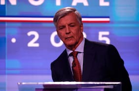 Mayne-Nicholls afirma que los candidatos tienen en total 36 carabineros como escoltas: verdadero ✅