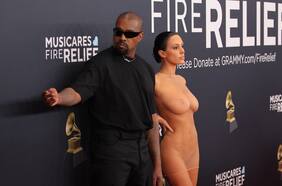 Kanye West y Bianca Censori generan polémica en la alfombra roja de los Grammy: la esposa del rapero apareció casi desnuda