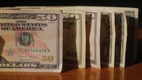 El dólar busca terminar con su racha a la baja en medio del alza de la divisa en el mundo y baja del cobre