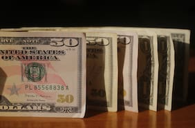 El dólar pierde los $970 en medio de una mayor expectativa de que la Fed recorte las tasas de interés en EE.UU.