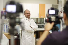 “Es como transformar un sedán en un auto de carreras”: la innovadora terapia contra el cáncer creada en un laboratorio chileno