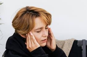 6 formas para evitar el estrés laboral y los dolores de cabeza, según una neuróloga
