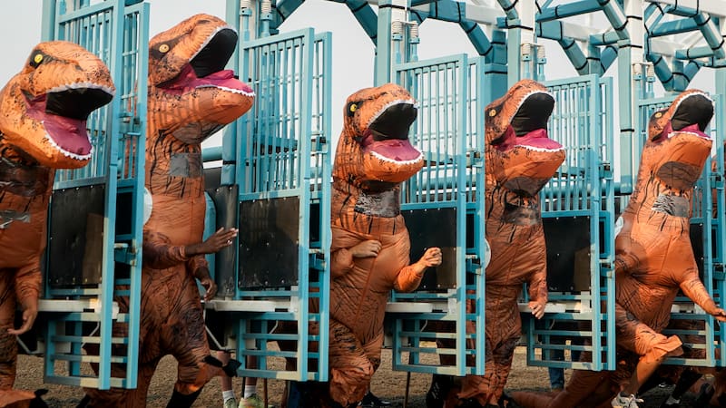 Por una cabeza”: fotos de la alocada carrera de T-Rex en Washington - La Tercera