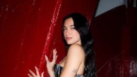 Dua Lipa ya está en Chile y alista show extenso con covers locales y la puesta en escena más exitosa de su carrera