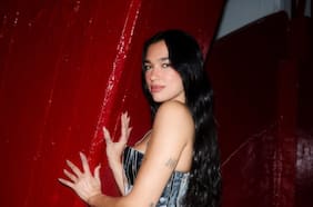 Dua Lipa ya está en Chile y alista show extenso con covers locales y la puesta en escena más exitosa de su carrera