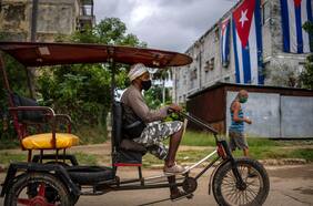 Cubanos luchan por adquirir alimentos para Navidad en medio de escasez y crisis económica