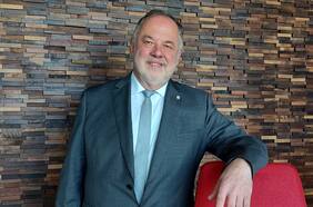 La severa crisis de la Universidad de La Frontera se lleva por delante al rector Eduardo Hebel