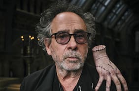 Tim Burton ante el regreso de la serie Merlina: “Yo nunca quería que mis padres visitaran mi escuela”