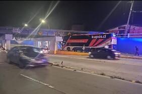 Bus de dos pisos que prestaba apoyo por paro de maquinistas quedó atrapado bajo paso ferroviario en San Bernardo: pasajero resultó herido