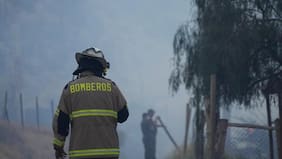 Incendio consume viviendas en campamento Nueva Esperanza de Cerrillos