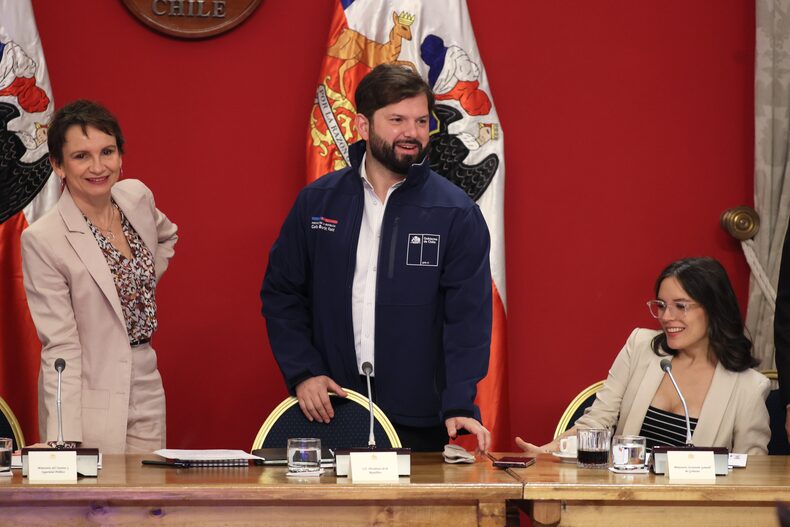 La ministra Camila Vallejo regala un calcetín al Presidente Gabriel Boric.