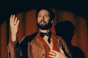 Los mundos del productor y músico Adanowsky: “Hago firmar contratos a los artistas en que prohíbo que me jodan”