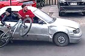 Delincuentes replican insólito robo de scooter y arrebatan bicicleta en movimiento en Recoleta