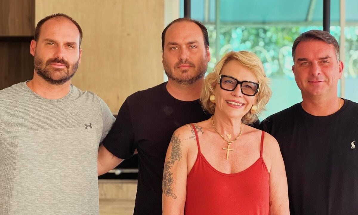 Rogéria Bolsonaro y sus hijos Eduardo, Carlos y Flávio Bolsonaro Foto: Instagram Rogéria Bolsonaro