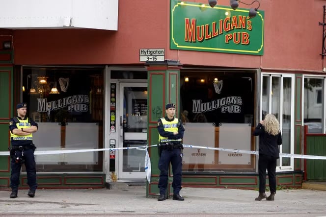 Policías fuera de un bar en Sandviken luego de un tiroteo.