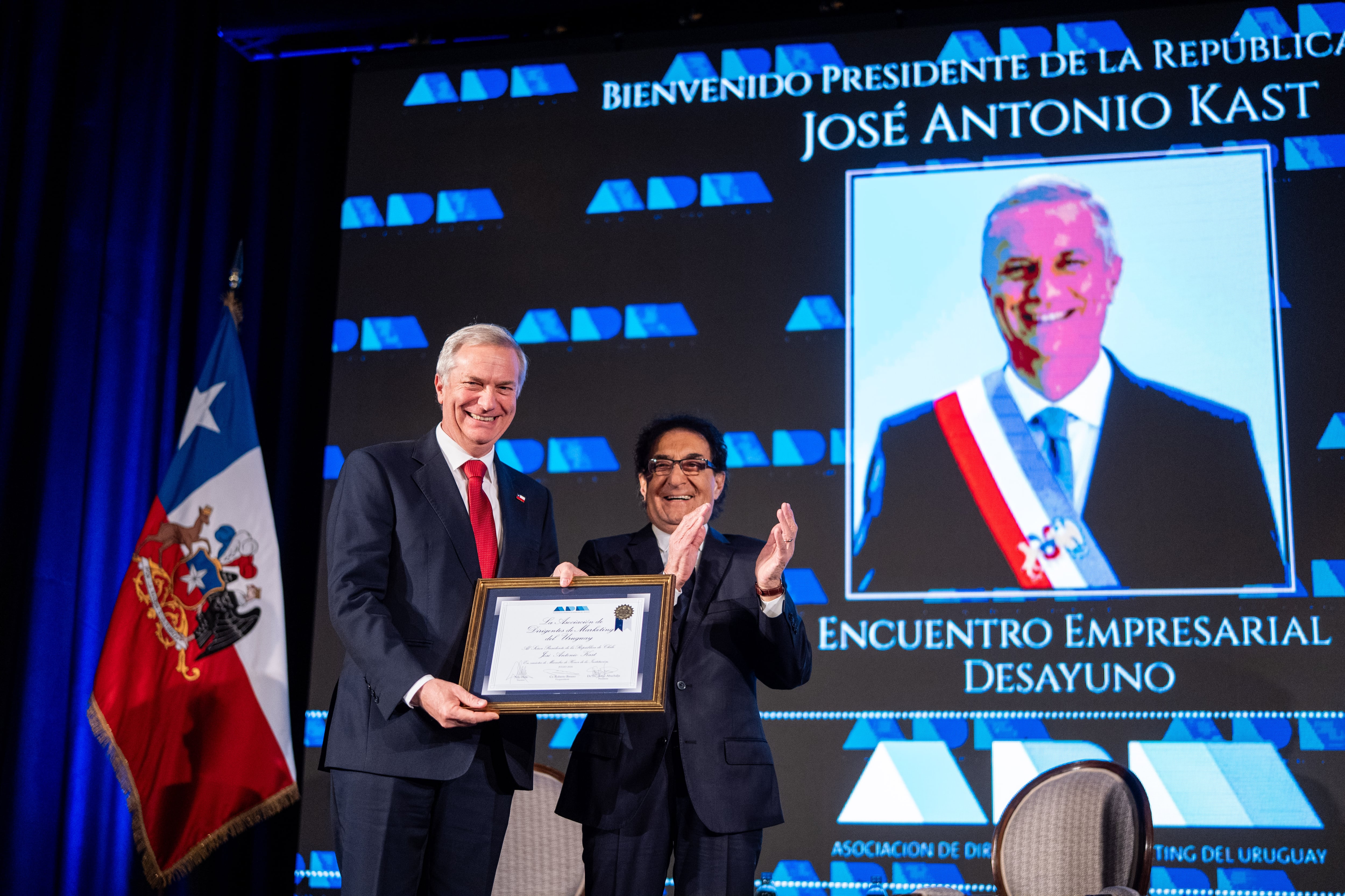 Kast cierra su gira más extensa como presidente en ejercicio con un llamado a empresarios uruguayos a invertir en Chile