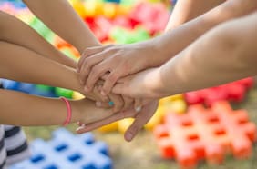 “Preocupa el tono patologizante” y “contenidos abiertamente transfóbicos”: Fundación Iguales y Movilh salen en defensa de niños trans tras reportaje