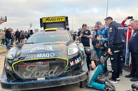 Con un campeón mundial ayudando: las postales del problema mecánico que afectó a Alberto Heller en el WRC Chile