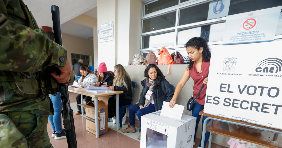 Ecuador rechaza referendo y detiene a líder narco: una jornada de contradicciones y desafíos